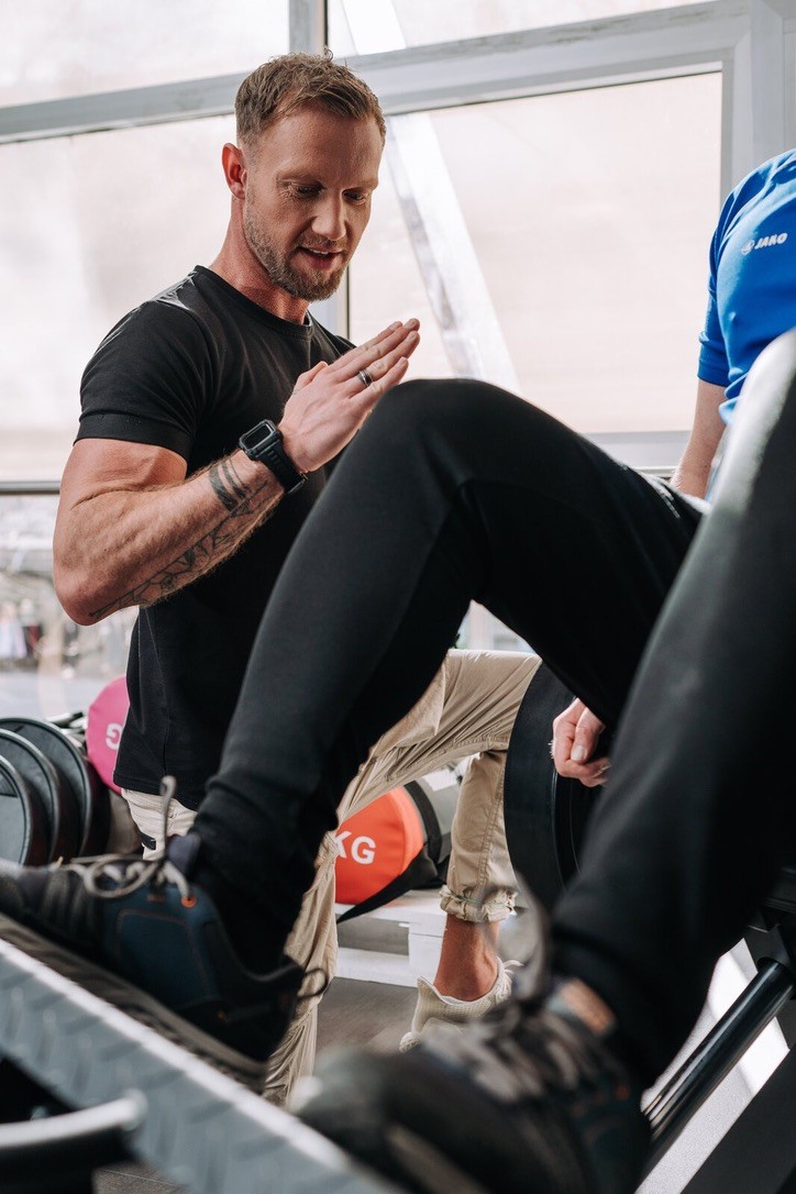 Roland begleitet aufmerksam eine Kundin beim Training